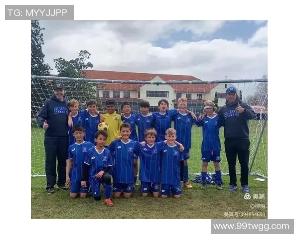 足球少年追梦路模仿偶像球星展现激情与成长故事