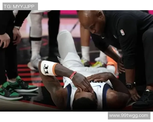 足球球星比赛中意外受伤传出裆部骨折震惊球迷与媒体关注